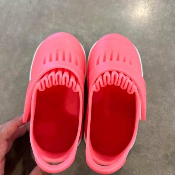 BUTLER waterproof shoes. Velcro, expanding. Smells like strawberry shortcake! - Picture 9 of 10